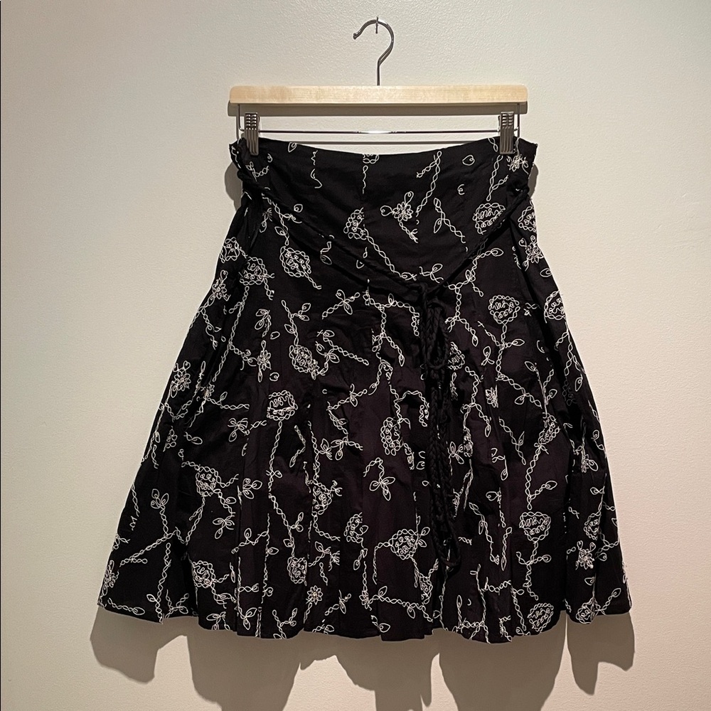 NWT Elegant Black and White Embroidered Floral Skirt With Braided Belt